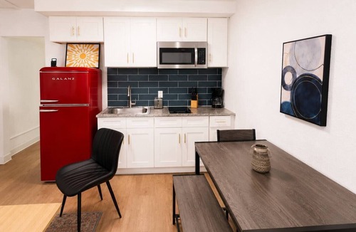 St. Johns Apartment | Sleepover | Alluring Studio + Gym - Austin TX