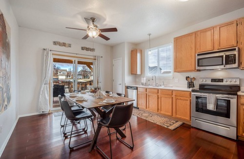 Centennial House | Sleepover in Centennial large backyard near everything. Pets Welcome