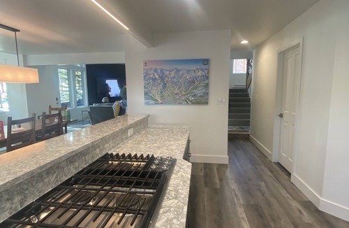 Warrior's Mark West House | Sleeps 12+ Ski InOut, FREE Winter Shuttle, Hottub, 3Kings, 2Queens, 1Full&Twin