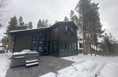 Warrior's Mark West House | Sleeps 12+ Ski InOut, FREE Winter Shuttle, Hottub, 3Kings, 2Queens, 1Full&Twin