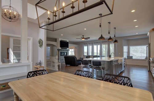 Palmer Lake House | Sleeps 25 Raspberry Mountain Farmhouse