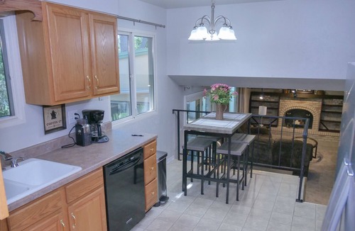 Village Seven House | Sleeps 6, Family/pets friendly, Closed patio/yard