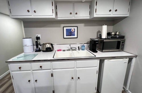 Sloan Lake Apartment | Sloan’s Lake ★ King Bed ★ Off-Street Parking ★ Private Entrance ★ Near Stadium
