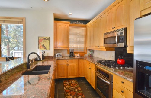 Mountain House House | Slopeside 4BR Townhome - Next to Lifts - Private Hot Tub - Garage!
