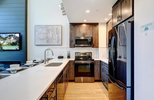 Old Town House | Slopeside Luxury Villa 125 I Private Hot Tub I Ski Views I Best Price I Discounted Attractions