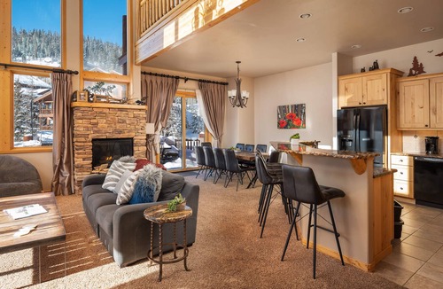 Old Town House | ♥ Slopeside Retreat | Large & Built For Families | Sleeps 17! | Ski Hill Views