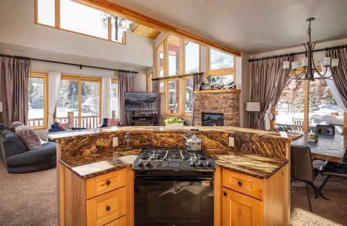 Old Town House | ♥ Slopeside Retreat | Large & Built For Families | Sleeps 17! | Ski Hill Views