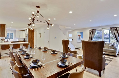 Old Town House | Slopeside River Front Luxury Chalet I HotTub I Firepit I Views I Best Price I Discounted Attractions
