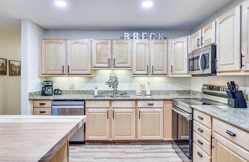 Peak 9 Condo | 'SnowDogs' Breck Condo w/Fireplace: Walk to Lifts