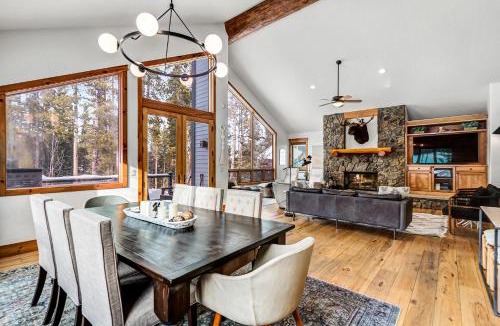 Four O'Clock House | Snowflake Chalet 72 by Great Western Lodging