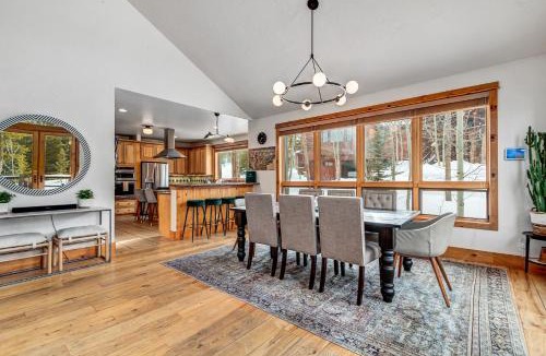 Four O'Clock House | Snowflake Chalet 72 by Great Western Lodging