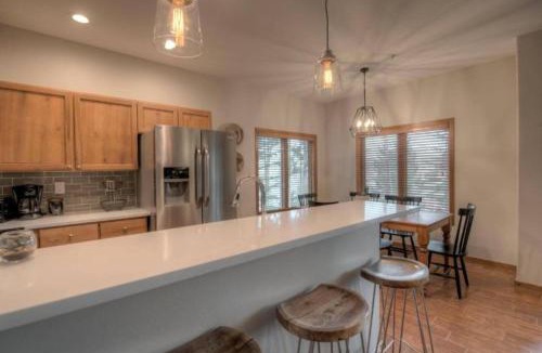 Four O'Clock Apartment | Snowflake Lift Neighborhood - 3 Bedroom Condo - 1 Block To Lift!