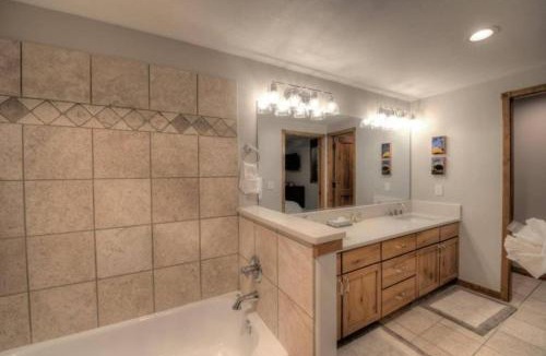 Four O'Clock Apartment | Snowflake Lift Neighborhood - 3 Bedroom Condo - 1 Block To Lift!