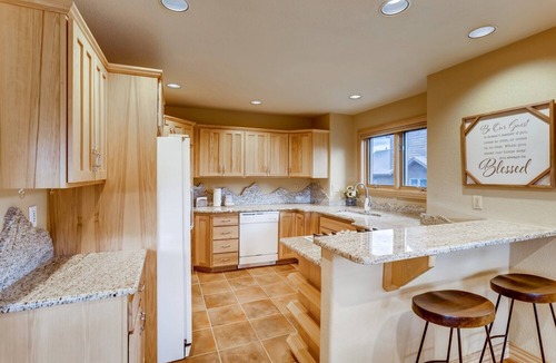 Three Peaks House | Snowy Paws at Eagles Nest Townhome: Cozy Mountain Getaway