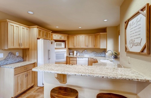 Three Peaks House | Snowy Paws at Eagles Nest Townhome: Cozy Mountain Getaway