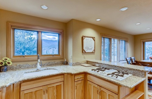 Three Peaks House | Snowy Paws at Eagles Nest Townhome: Cozy Mountain Getaway
