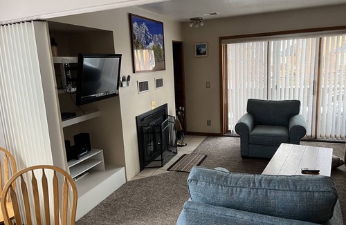 Summit Cove Condo | So close to Keystone, A-Basin, Copper, and Breckenridge with hot tub - sleeps 6!