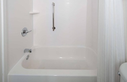Albuquerque Hotel | Spacious 2 Queen Suites | Pool, Dining, Bar Area + Breakfast Included