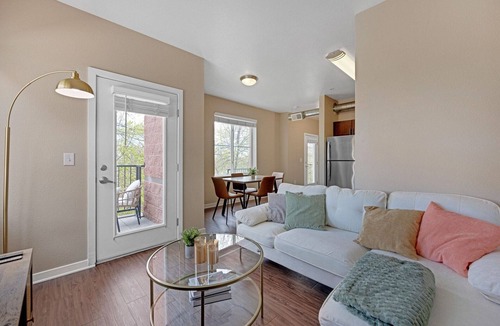 Dakota Ridge - Northbriar Apartment | Spacious 2 Story Apt, Gym, Garage, King Bed, 11209
