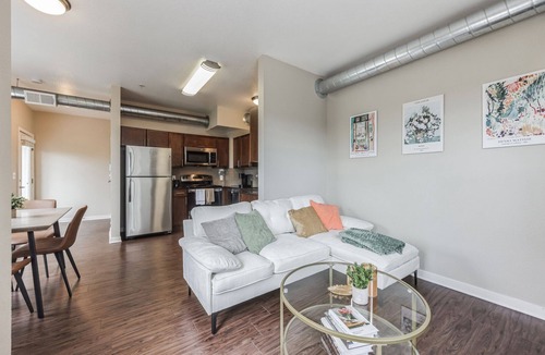 Dakota Ridge - Northbriar Apartment | Spacious 2 Story Apt, Gym, Garage, King Bed, 11209