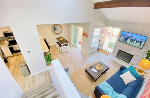 Aurora House | Spacious 3 🛏 3 🛁+ office + pool + garage + TVs in all bedrooms