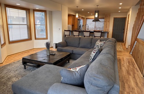 Edwards House | Spacious 3Bed 2.5Bath and within 15min to world class skiing.