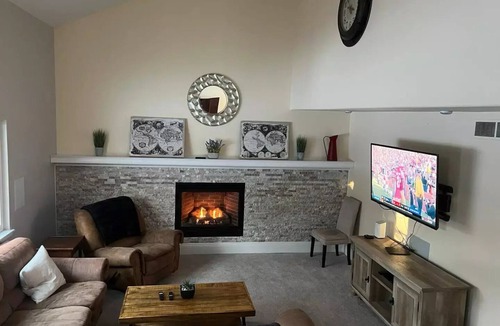 Hampden South House | Spacious 4 bedroom DTC home with a hot tubnn