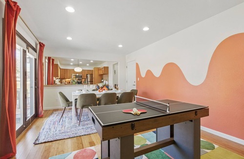 Scenic Heights House | Spacious 4BD - Backyard BBQ, Fire Pit & Mini Golf