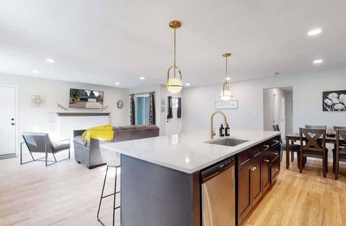 Southeast House | Spacious 5-Bed King Bed Ranch w/Basement, Smart TVs & Garage Near Light Rail