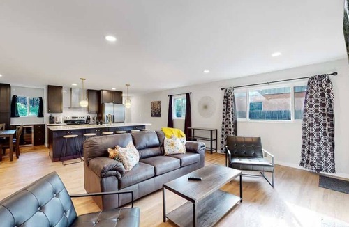 Southeast House | Spacious 5-Bed King Bed Ranch w/Basement, Smart TVs & Garage Near Light Rail