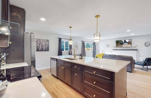 Southeast House | Spacious 5-Bed King Bed Ranch w/Basement, Smart TVs & Garage Near Light Rail