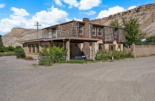 Palisade House | Spacious 5-bedroom house with WiFi, AC in charming Palisade