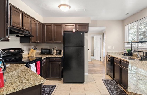 Aurora House | Spacious 5-bedroom house in amazing Aurora with WiFi, AC
