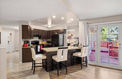 Aurora House | Spacious 5-bedroom house in amazing Aurora with WiFi, AC