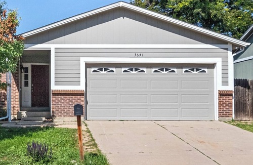 Aurora House | Spacious 5-bedroom house in amazing Aurora with WiFi, AC