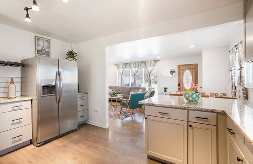 Twin Lakes House | Spacious 5-bedroom house - Modern, Pet/Family friendly and Centrally Located!
