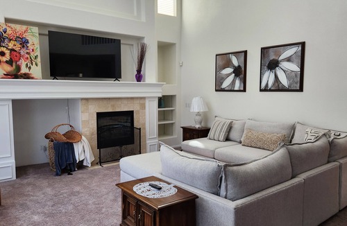 Parker House | Spacious 5BR Retreat by Trails Pet-Friendly