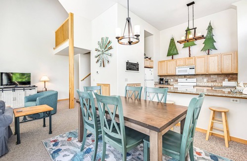 Three Peaks House | Spacious and Inviting Mountain-View Retreat with On-Site Golf and Skiing