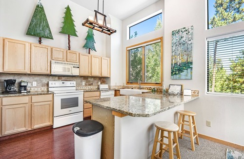 Three Peaks House | Spacious and Inviting Mountain-View Retreat with On-Site Golf and Skiing