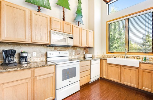 Three Peaks House | Spacious and Inviting Mountain-View Retreat with On-Site Golf and Skiing
