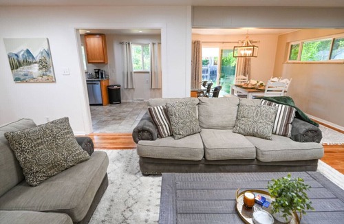 Littleton House | Spacious and Quiet Home in Centennial - 2 minutes from shopping and restaurants!