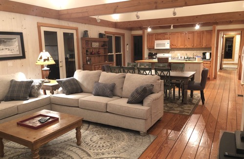 West Dover House | Spacious, Comfortable & Close! GOLF TRIPS!