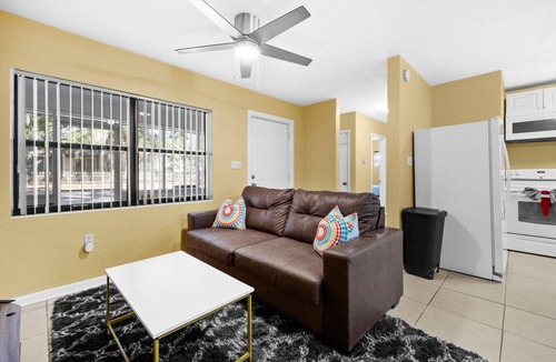 Gainesville House | Spacious & Comfy 2 BR Duplex- Downtown Duplex