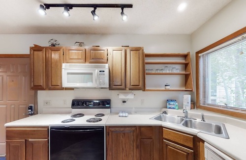 Silvercreek House | Spacious Condo + Loft w/Shared Outdoor Heated Pool, Private Hot Tub, & Free WiFi