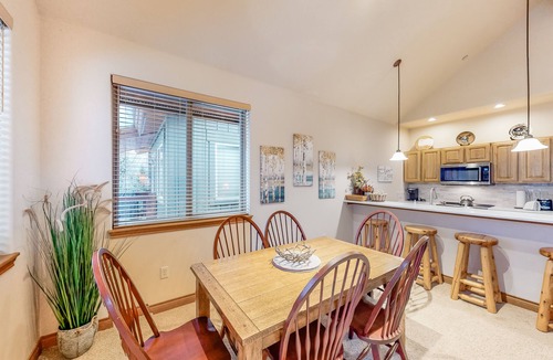 Willow Grove Condo | Spacious Condo on Blue River w/Shared Hot Tub, Water-View Balcony - Near Skiing