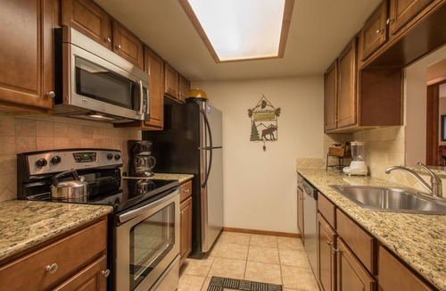 Copper Mountain Village Condo | Spacious condo just steps away from main lifts, hot tub, free wifi & parking