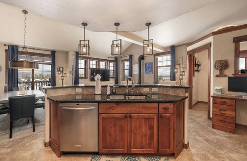 Fraser Condo | Spacious condo w/hot tub & mountain views