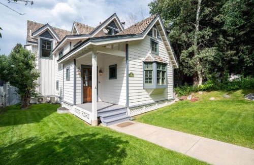 Aspen House | Spacious Designer 3BR Victorian with AC & Hot Tub