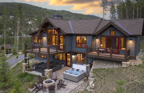 Corkscrew Flats House | Spacious Elegance, 5 en suites, hiking trail to town, packed with amenities!