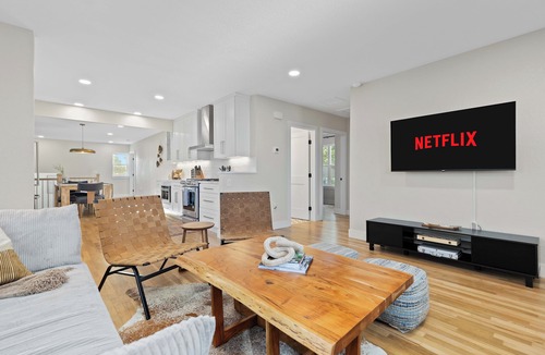 Berkley House | Spacious Family Haven ~ Hot Tub, Pool & Ping Pong, Movie Room!
